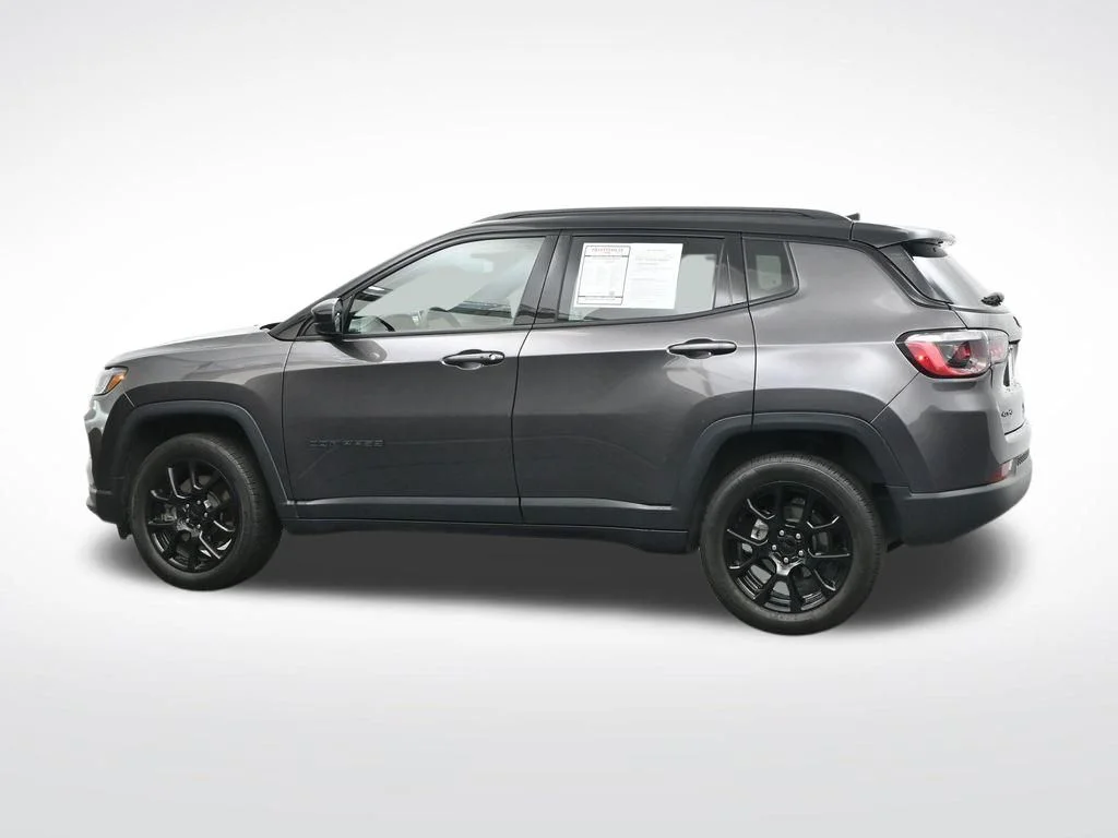 Used 2024  Jeep Latitude image 9