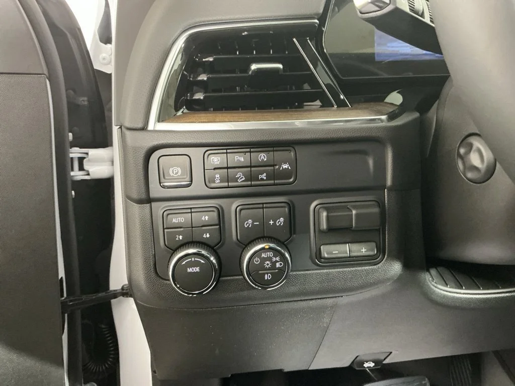 New 2027 Polar White Tricoat Chevrolet High Country image 21