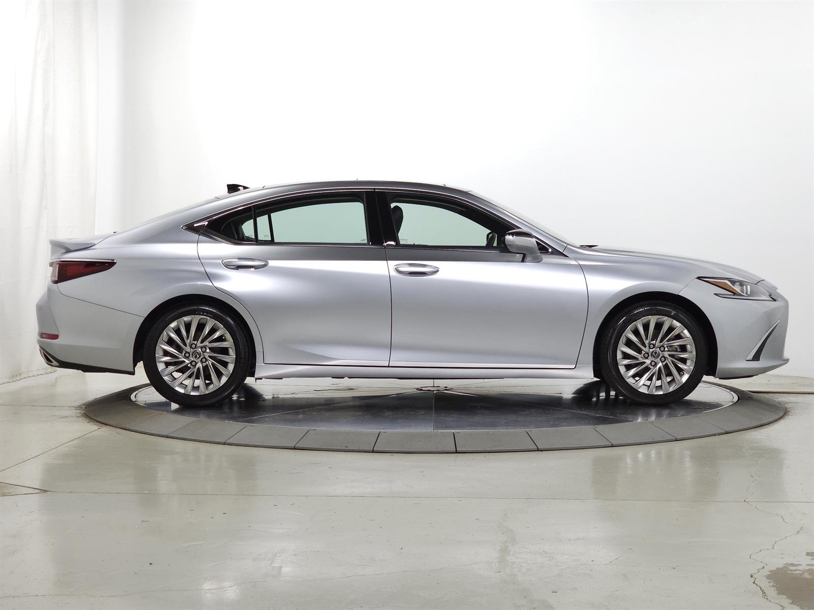 Certified Used 2023 Iridium 1l2 Lexus Luxury image 10