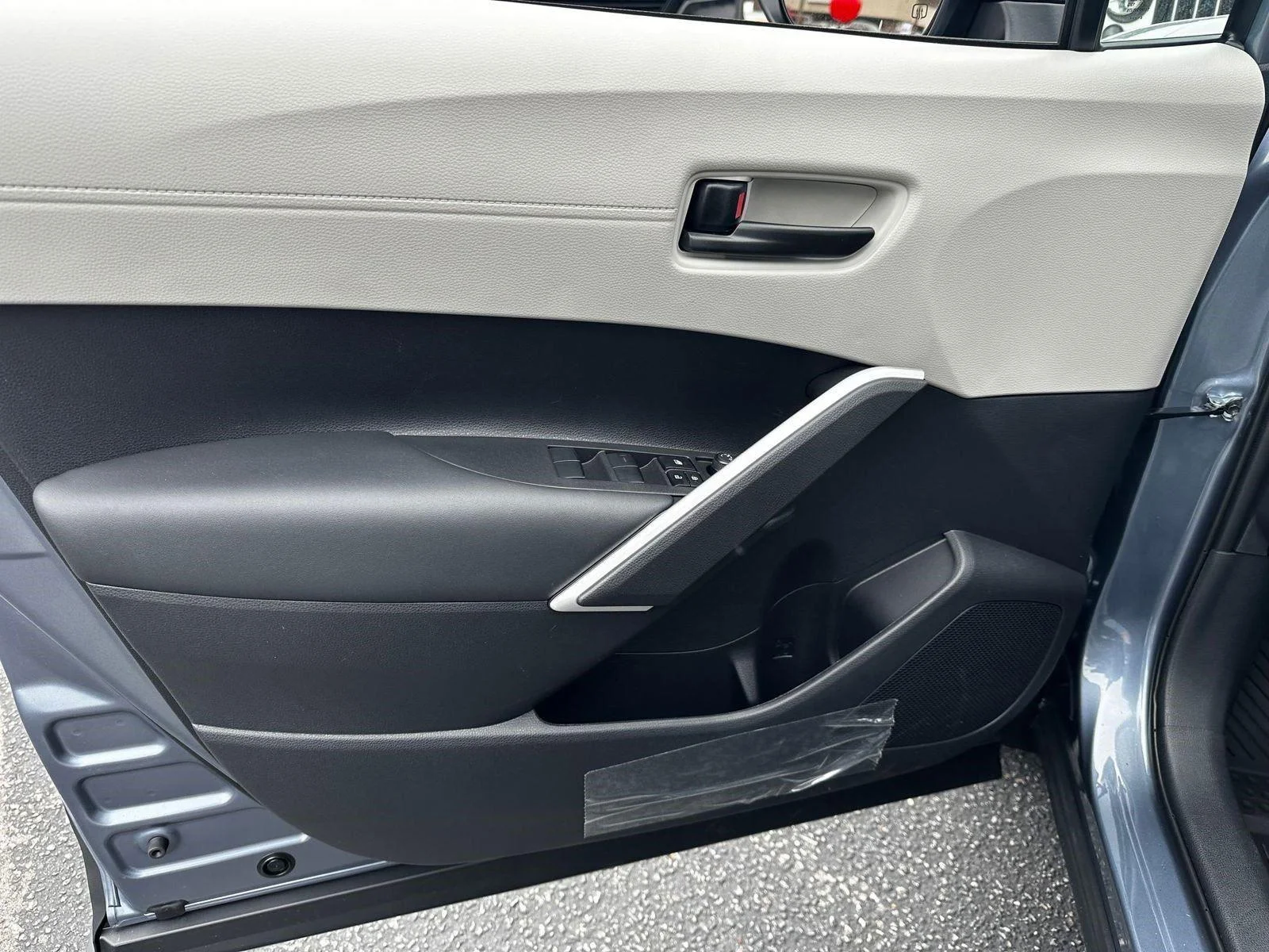 2025 Toyota Corolla Cross L - Photo 11