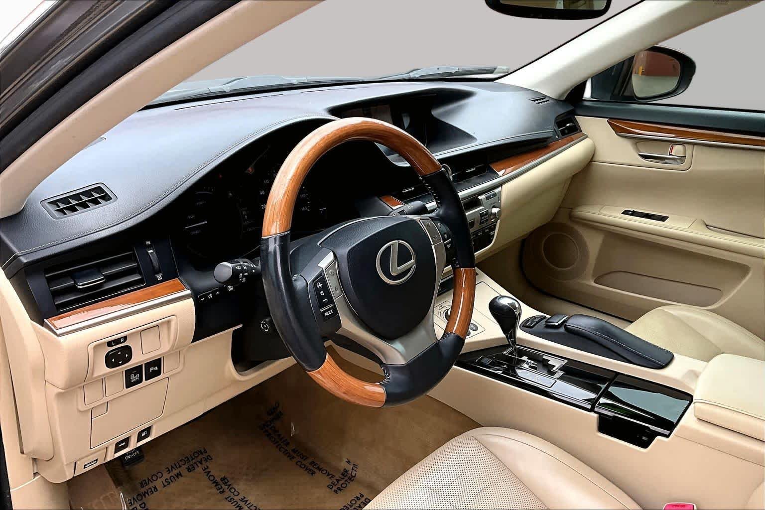 Used 2014 Nebula Gray Pearl Lexus Hybrid image 17