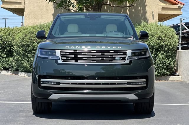 New 2026 Belgravia Green Land Rover SE image 8
