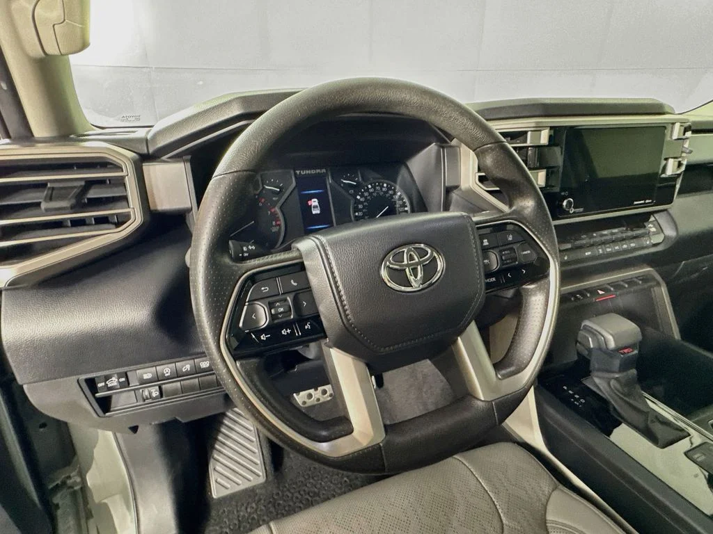 Used 2022  Toyota SR5 image 12