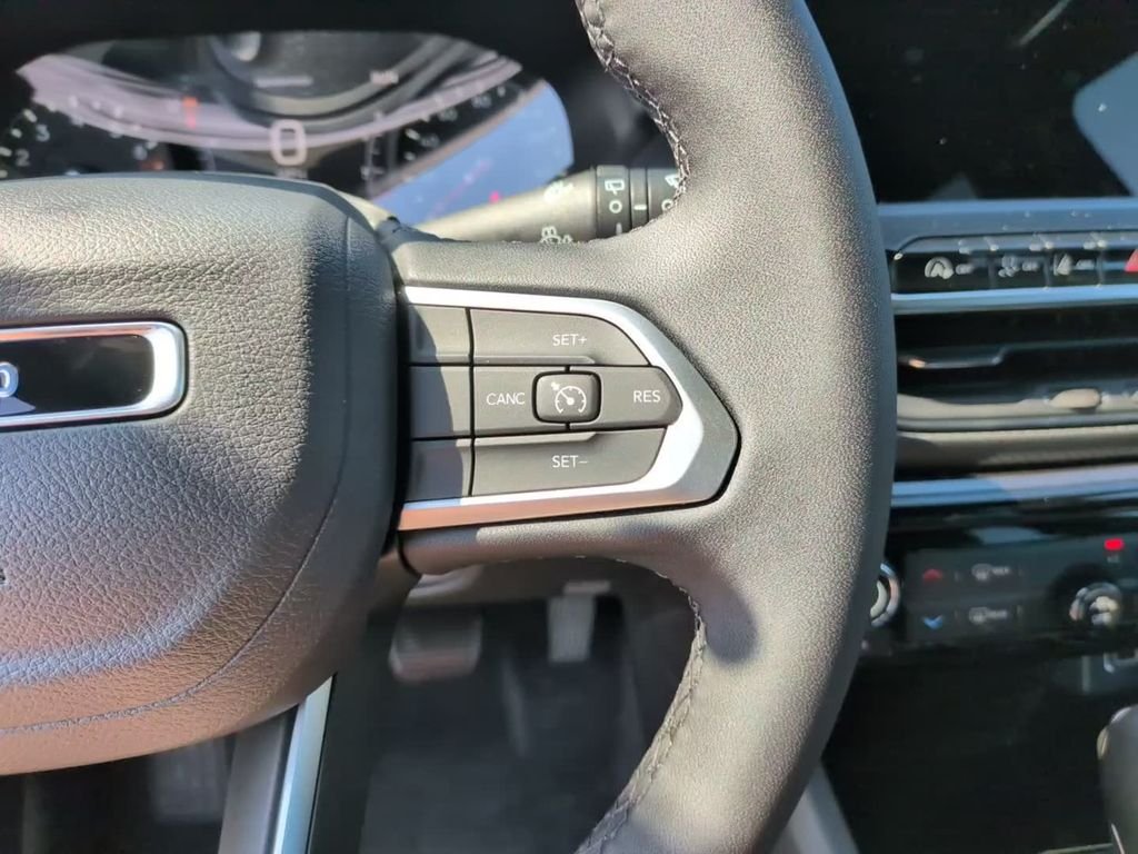 New 2026 Diamond Black Crystal Pearlcoat Jeep Latitude image 22
