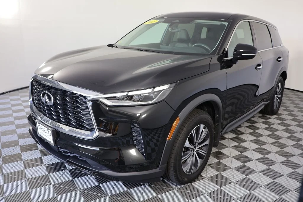 Used 2023 Black INFINITI PURE image 3