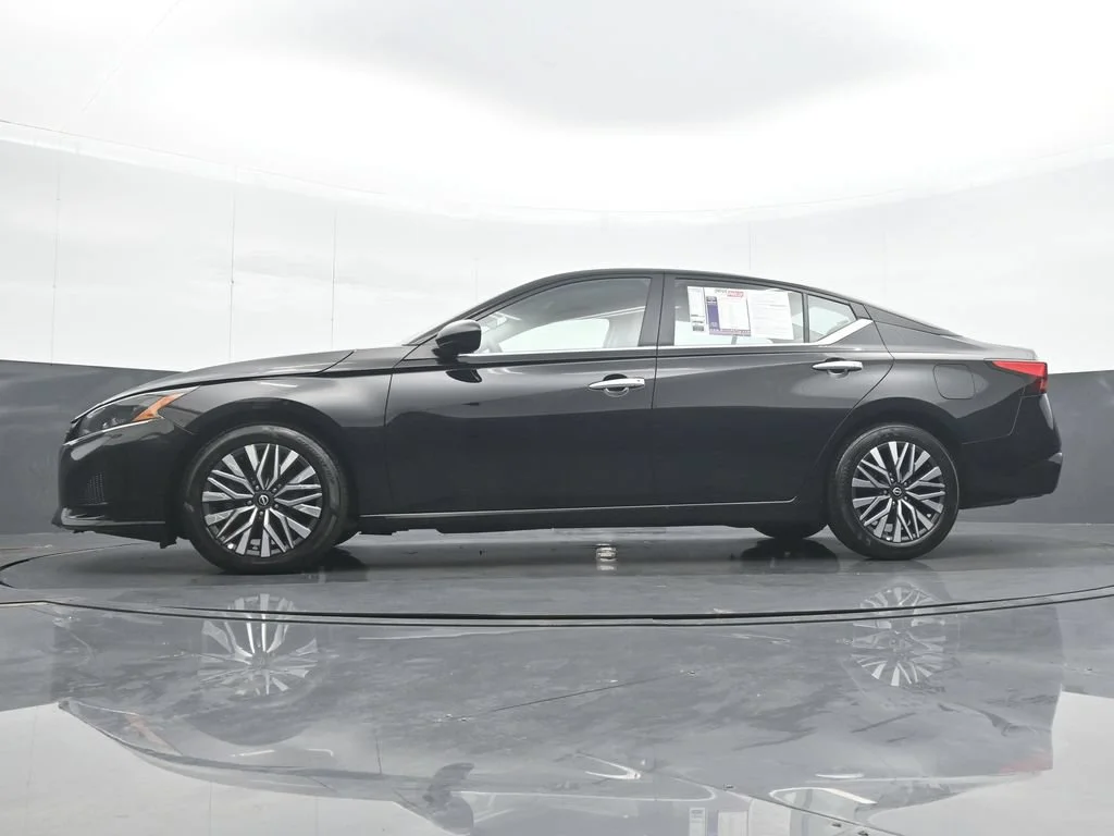 Used 2025 Black Nissan 2.5 SV image 28