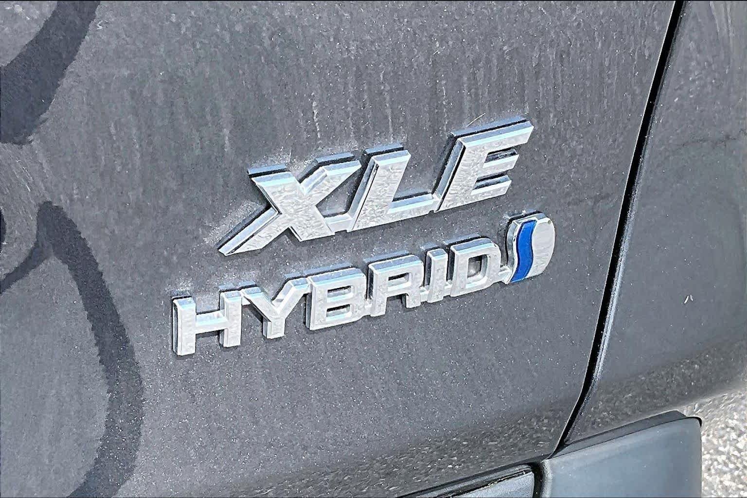 Used 2024 Magnetic Gray Metallic Toyota Hybrid XLE Premium image 10