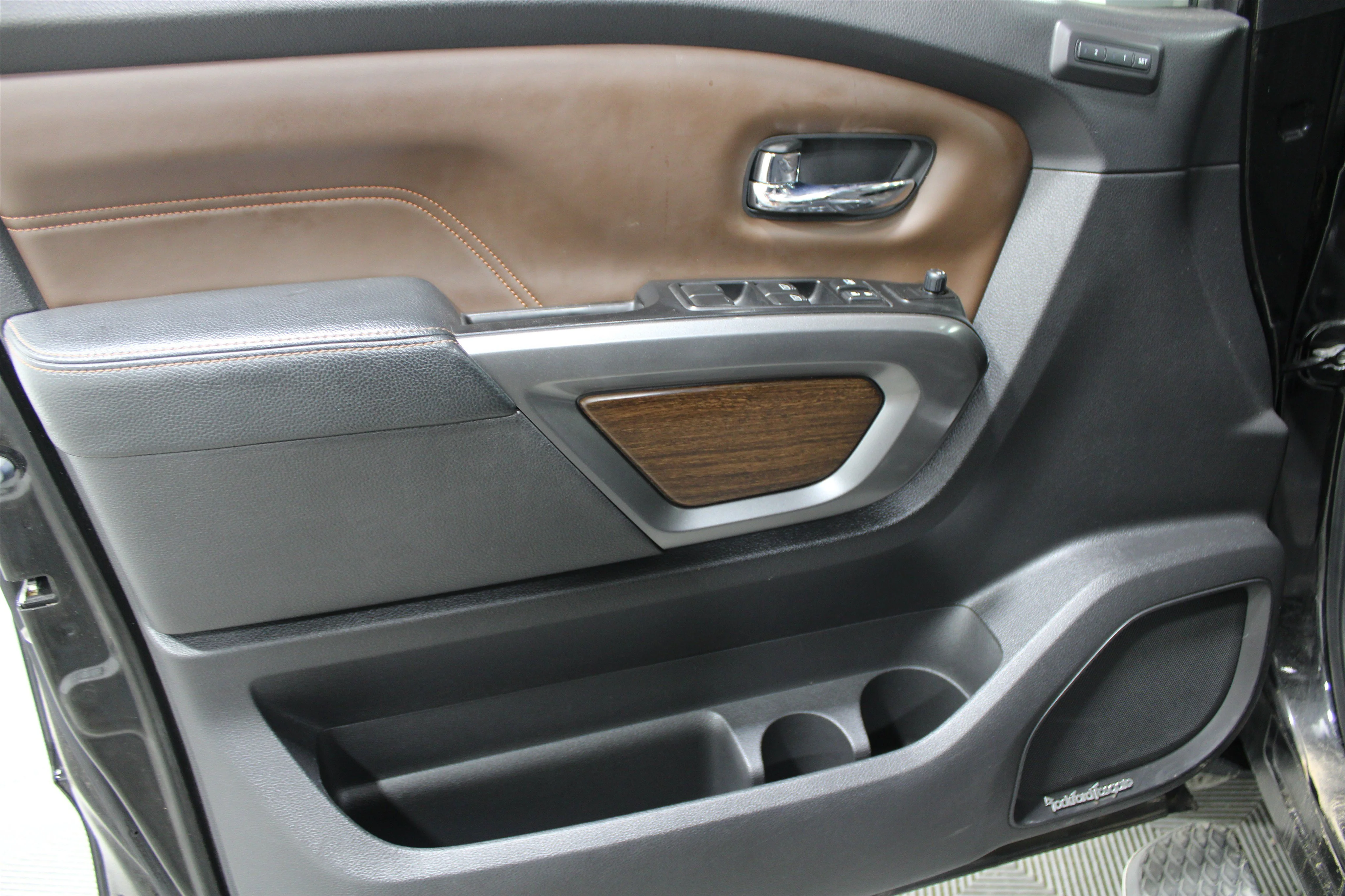 Used 2016 Magnetic Black Nissan Platinum Reserve image 6