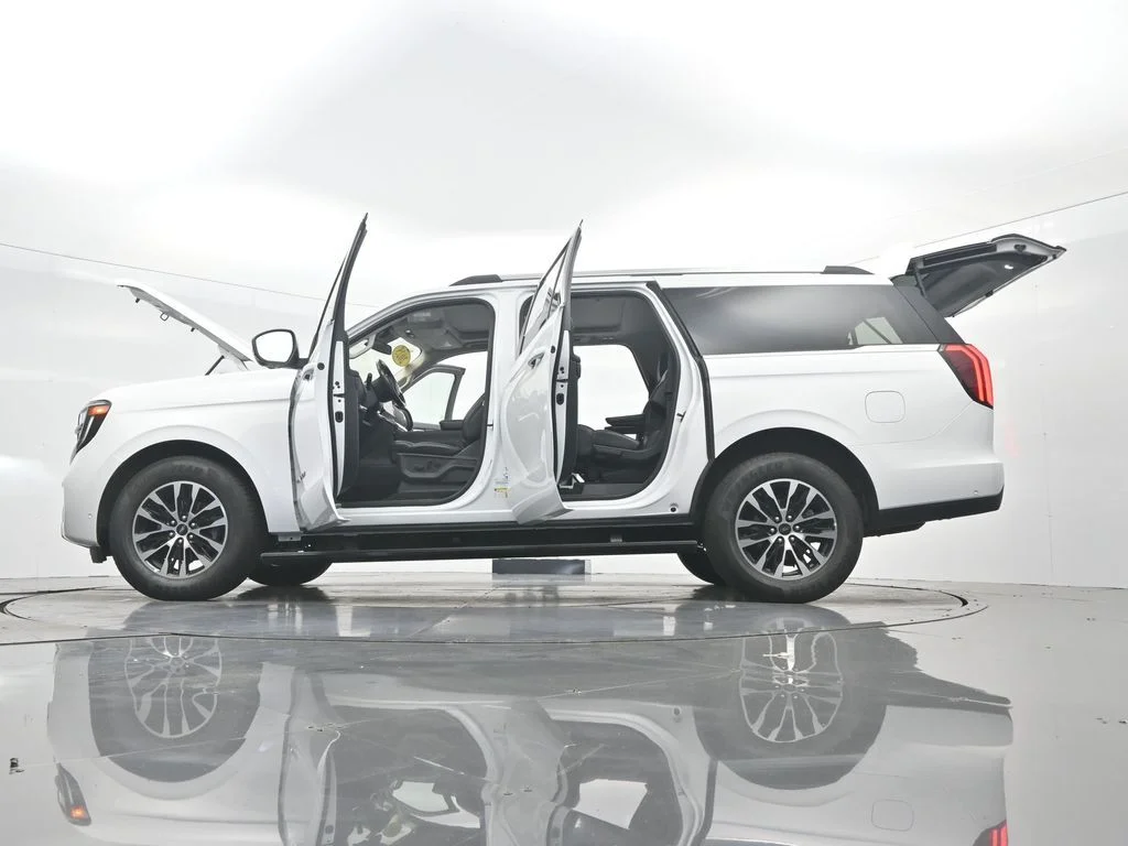 Certified Used 2025 Oxford White Ford Platinum image 47