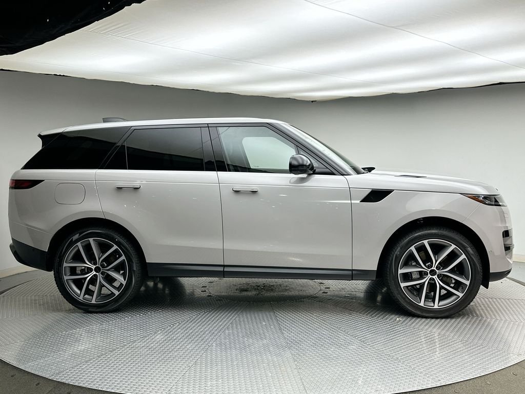 New 2027 Borasco Grey Metallic Land Rover SE image 4