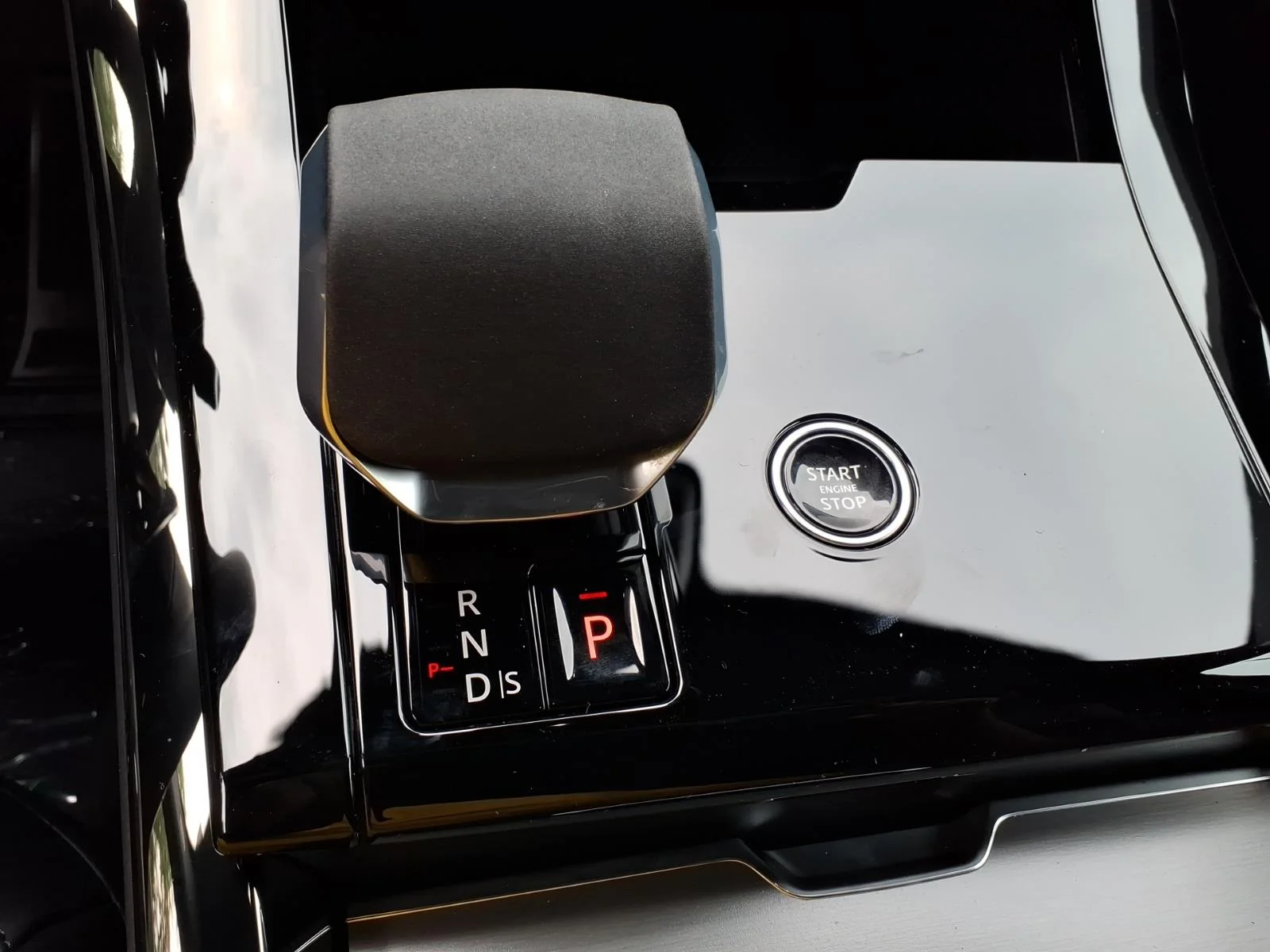 New 2026 Black Land Rover Dynamic SE image 13