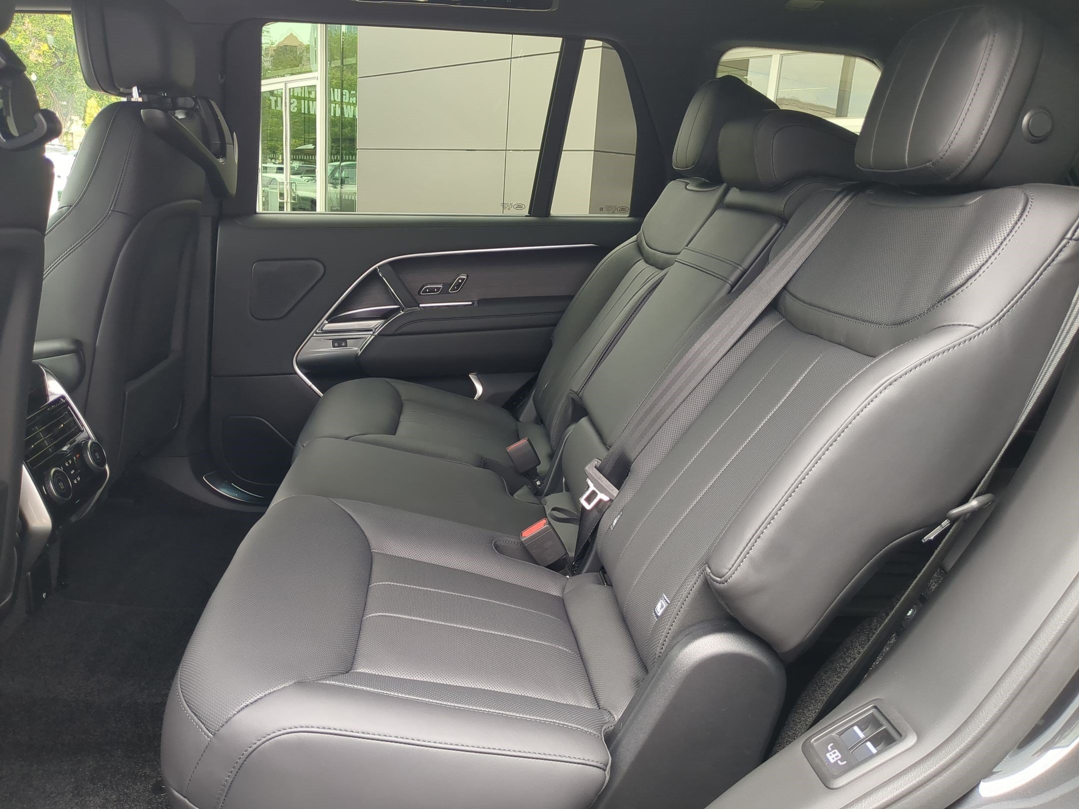 New 2026 Carpathian Grey Land Rover P400 SE LWB 7 Seat image 28