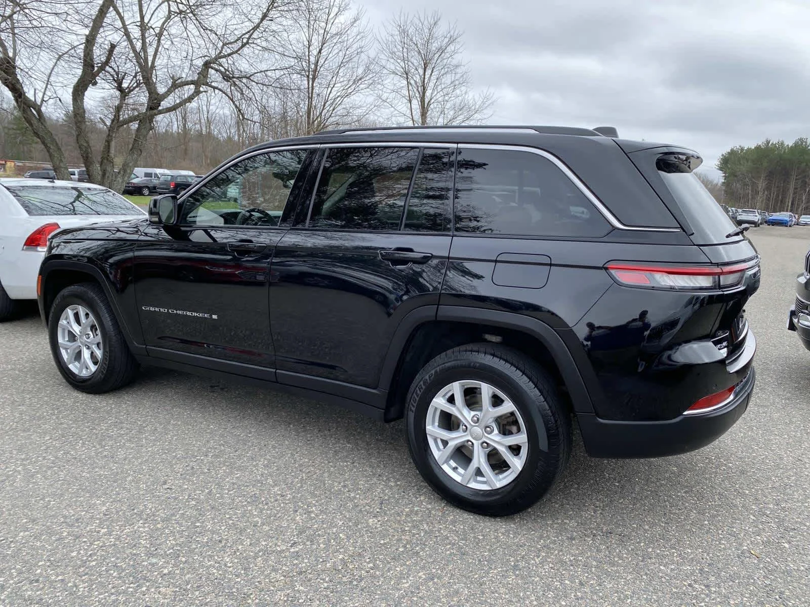 Certified Used 2023 Diamond Black Crystal Pearlcoat Jeep Limited image 7