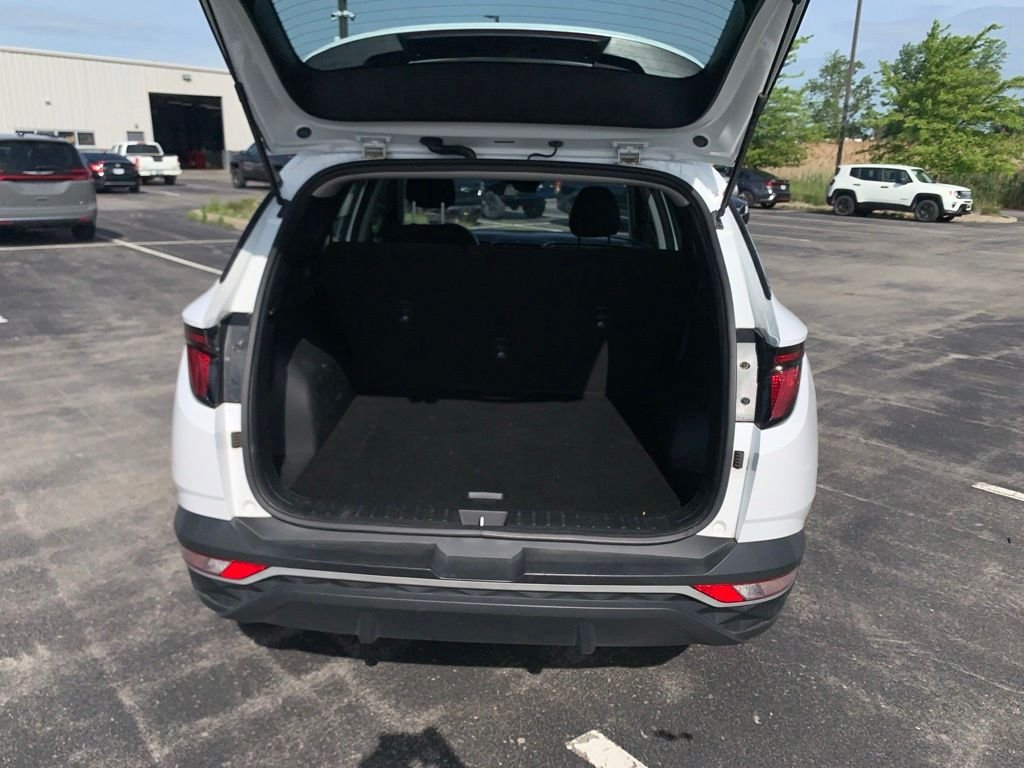 Used 2023 White Hyundai SE image 13