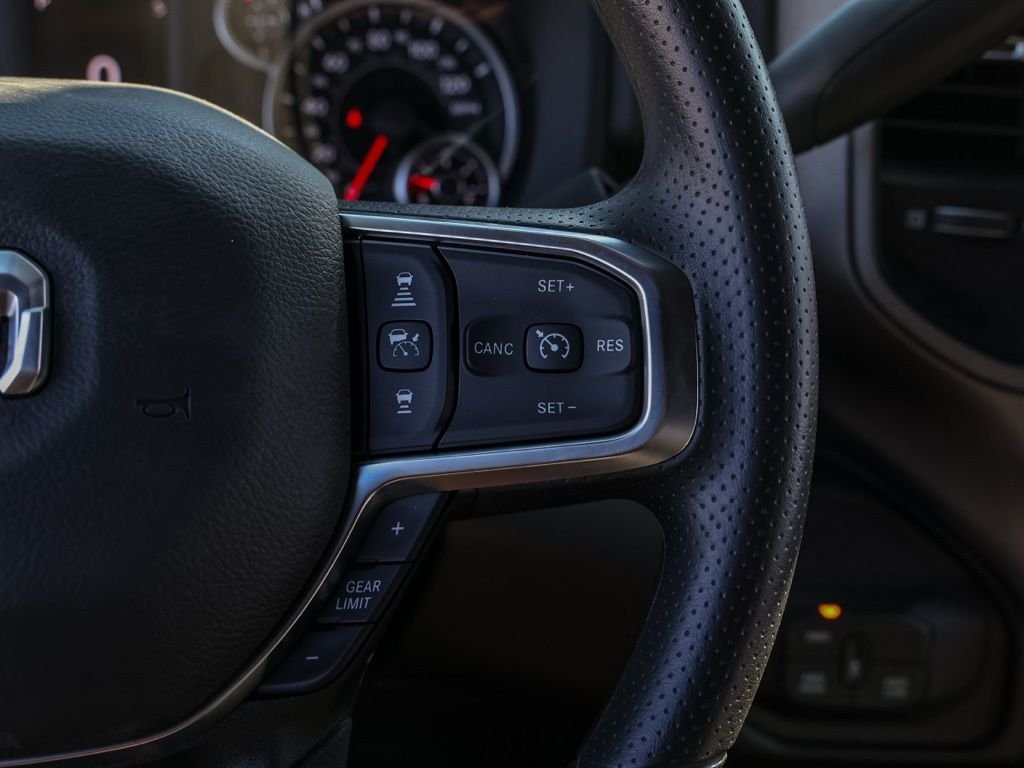 New 2026 Diamond Black Crystal Pearl-Coat Exterior Paint RAM Tradesman image 25