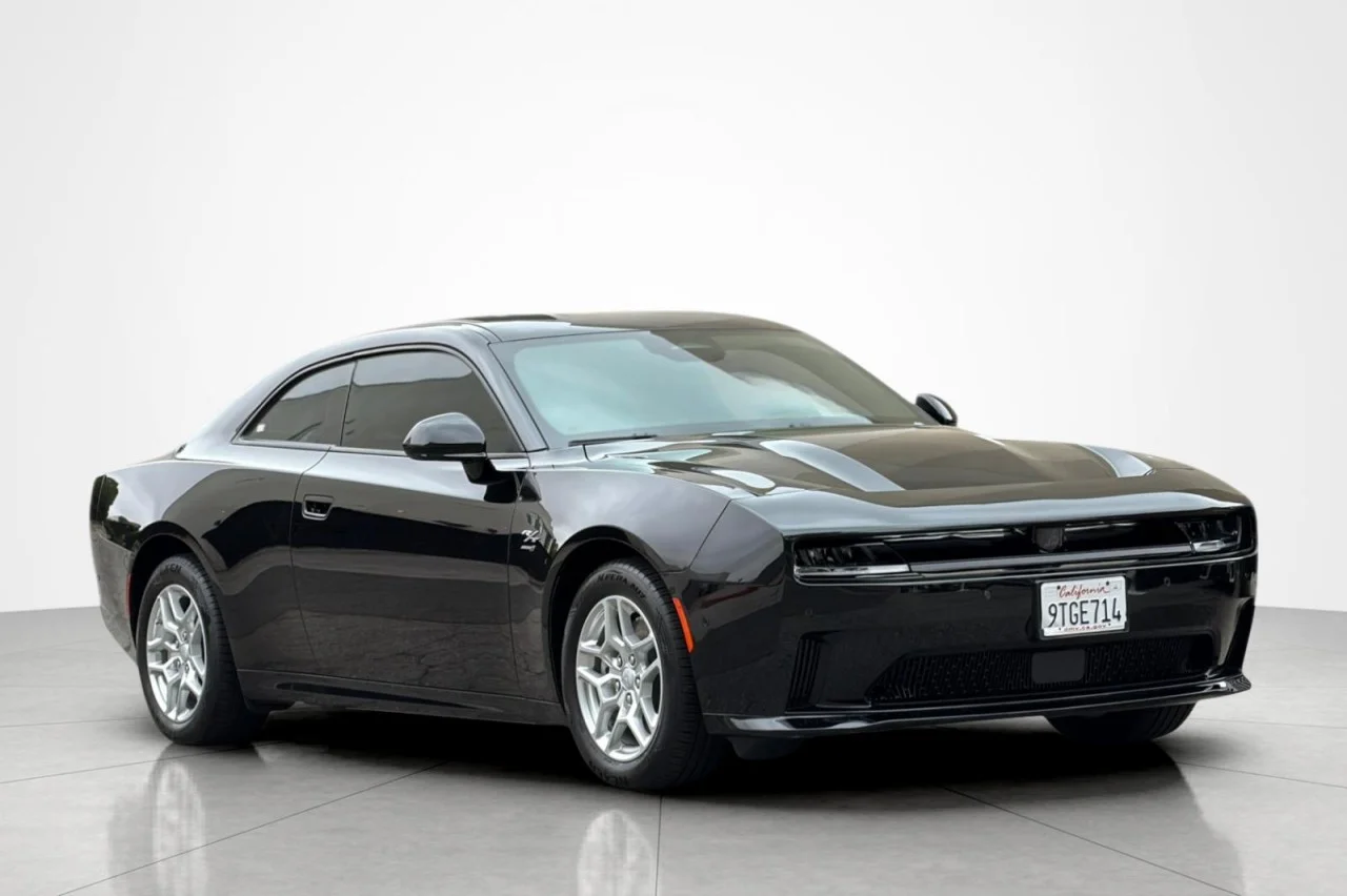 Used 2025 DIAMOND BLACK CRYST Dodge R/T image 7