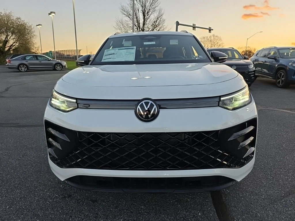 2026 Volkswagen Tiguan SE R-LINE BLACK - Photo 2