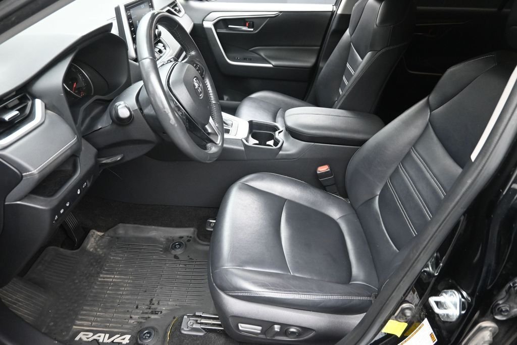 Used 2019 Black Toyota XLE Premium image 17