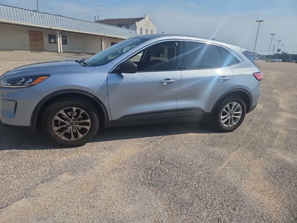 Used 2022 Blue Silver Metallic Ford SE image 4