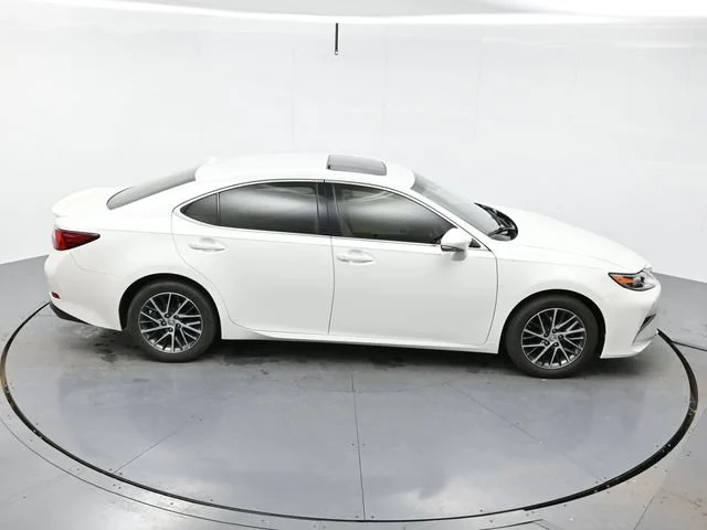 Used 2016 Eminent White Pea Lexus 4DR SDN image 24