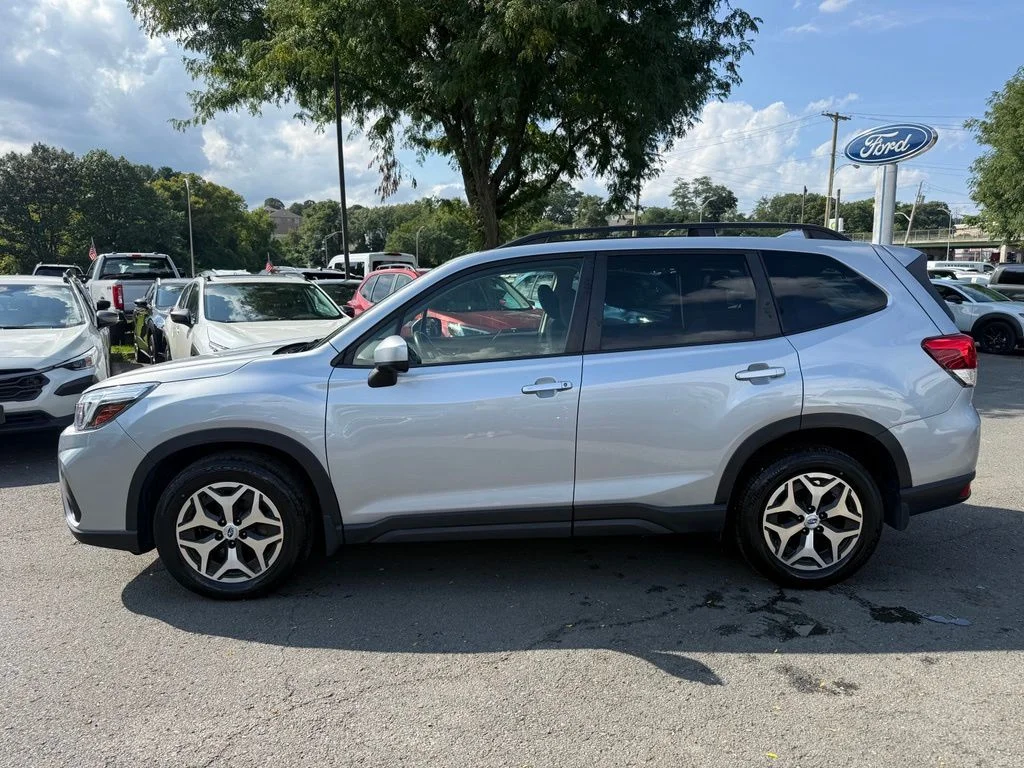 Used 2021 Ice Silver Metallic Subaru Premium image 11