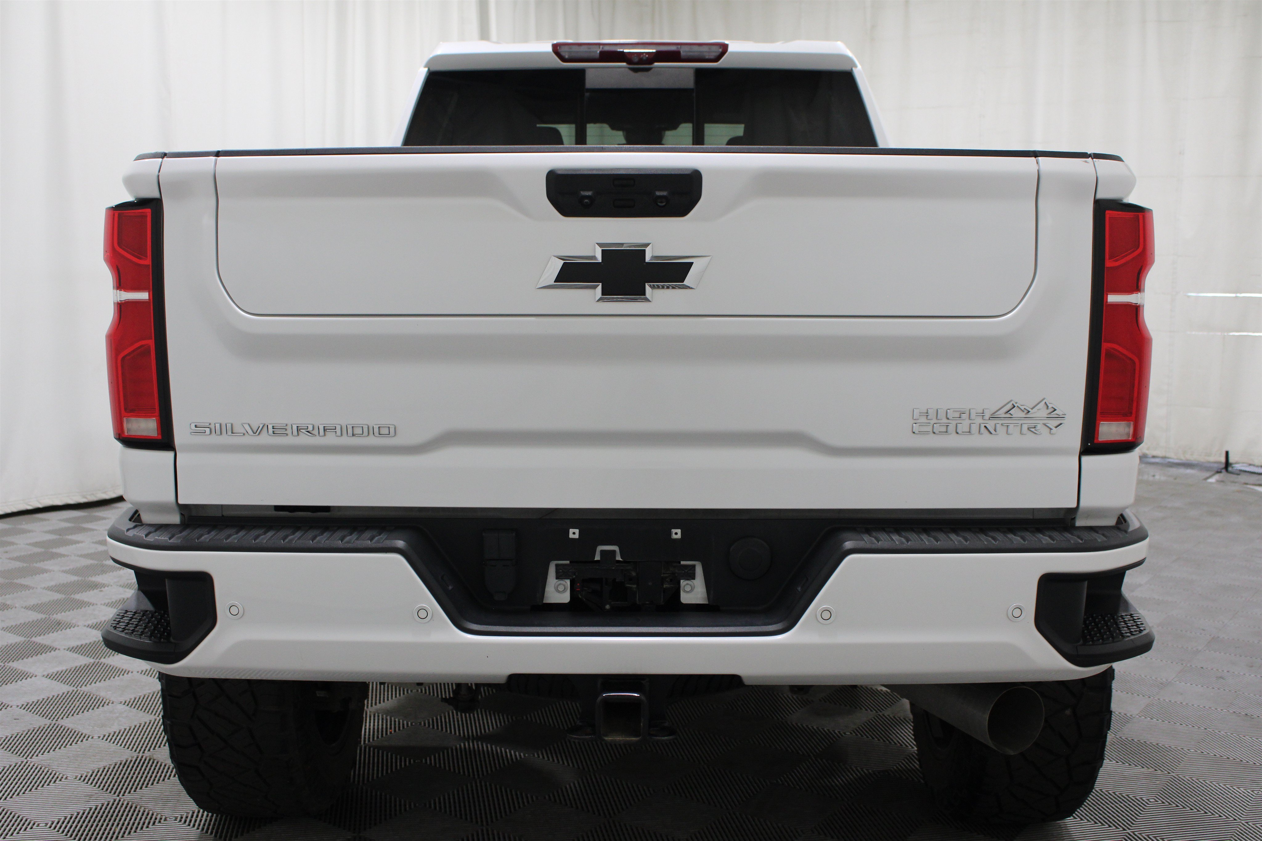 Used 2024 Iridescent Pearl Tricoat Chevrolet High Country image 36