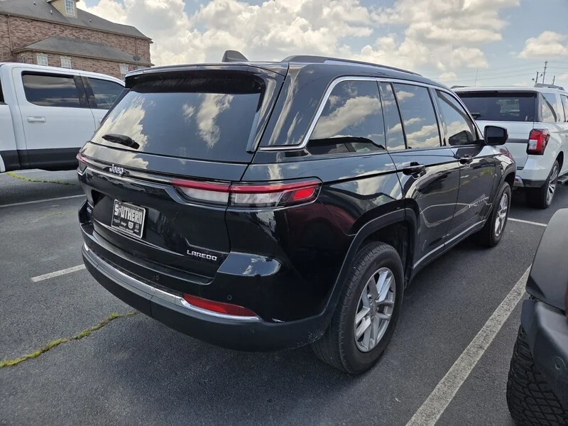 Used 2023 Diamond Black JEEP LAREDO image 10