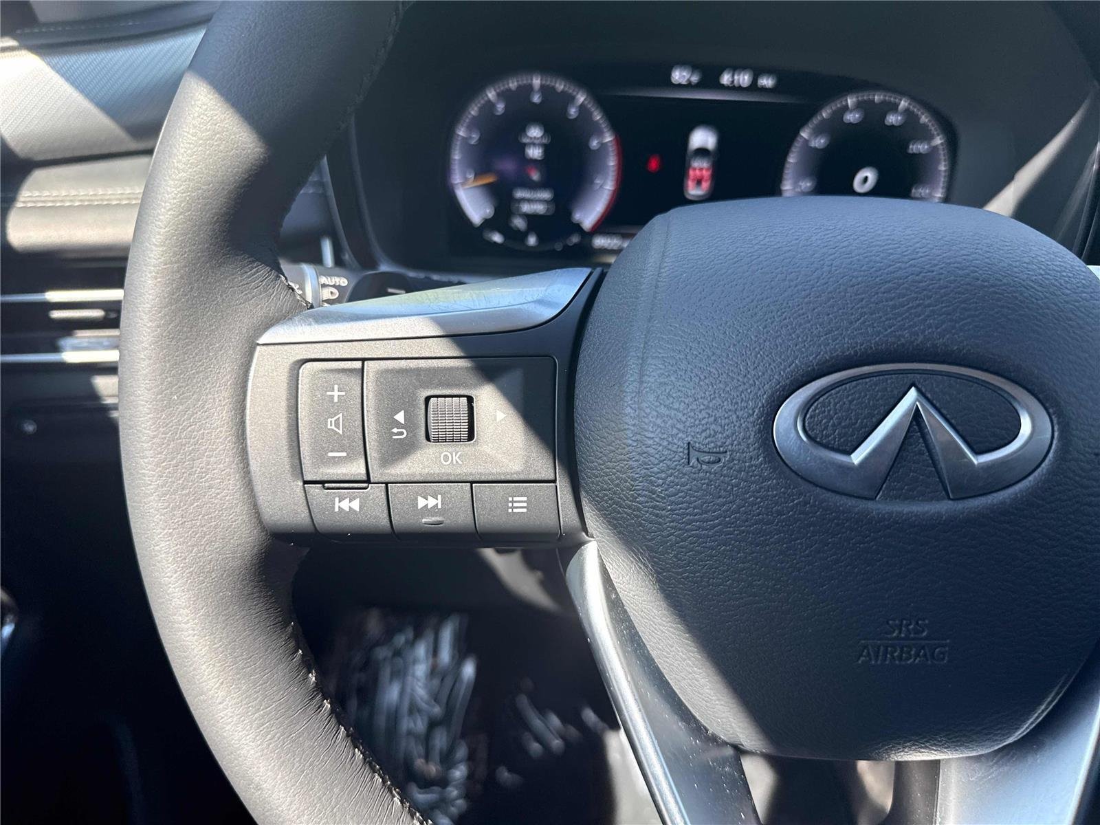 Used 2025 Mineral Black INFINITI LUXE image 18