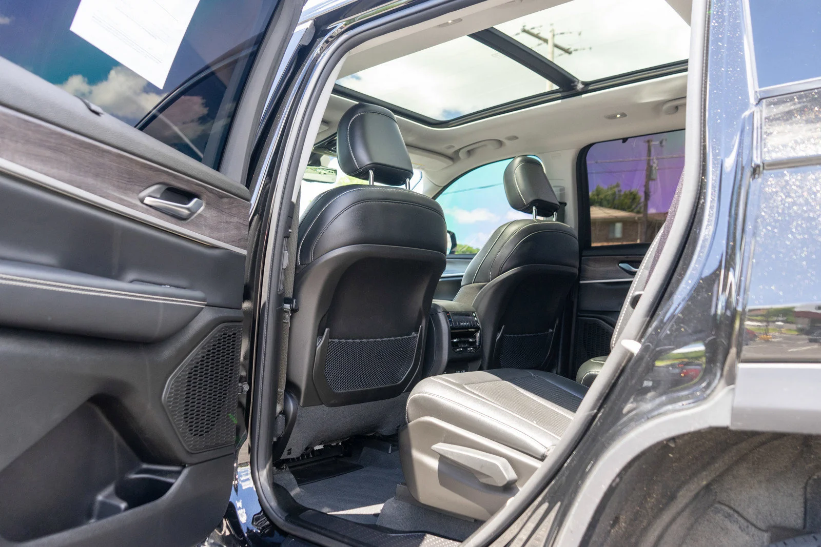 Used 2023 Diamond Black Crystal Pearlcoat Jeep Limited image 30