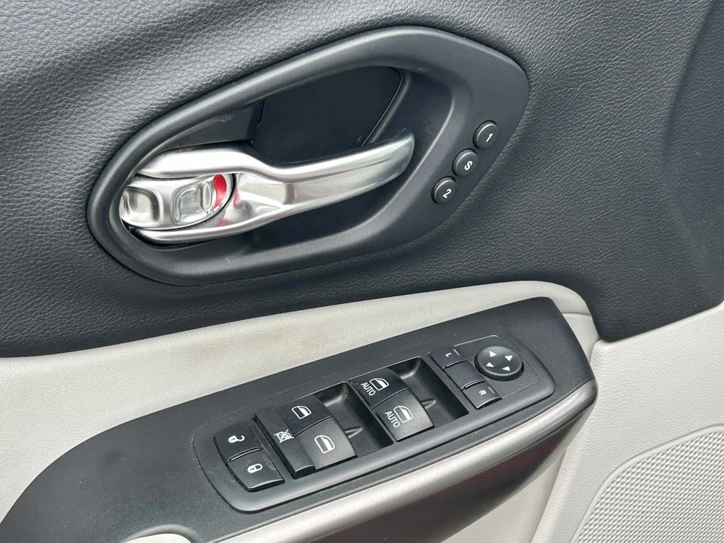 Used 2019 Red Jeep Limited image 19
