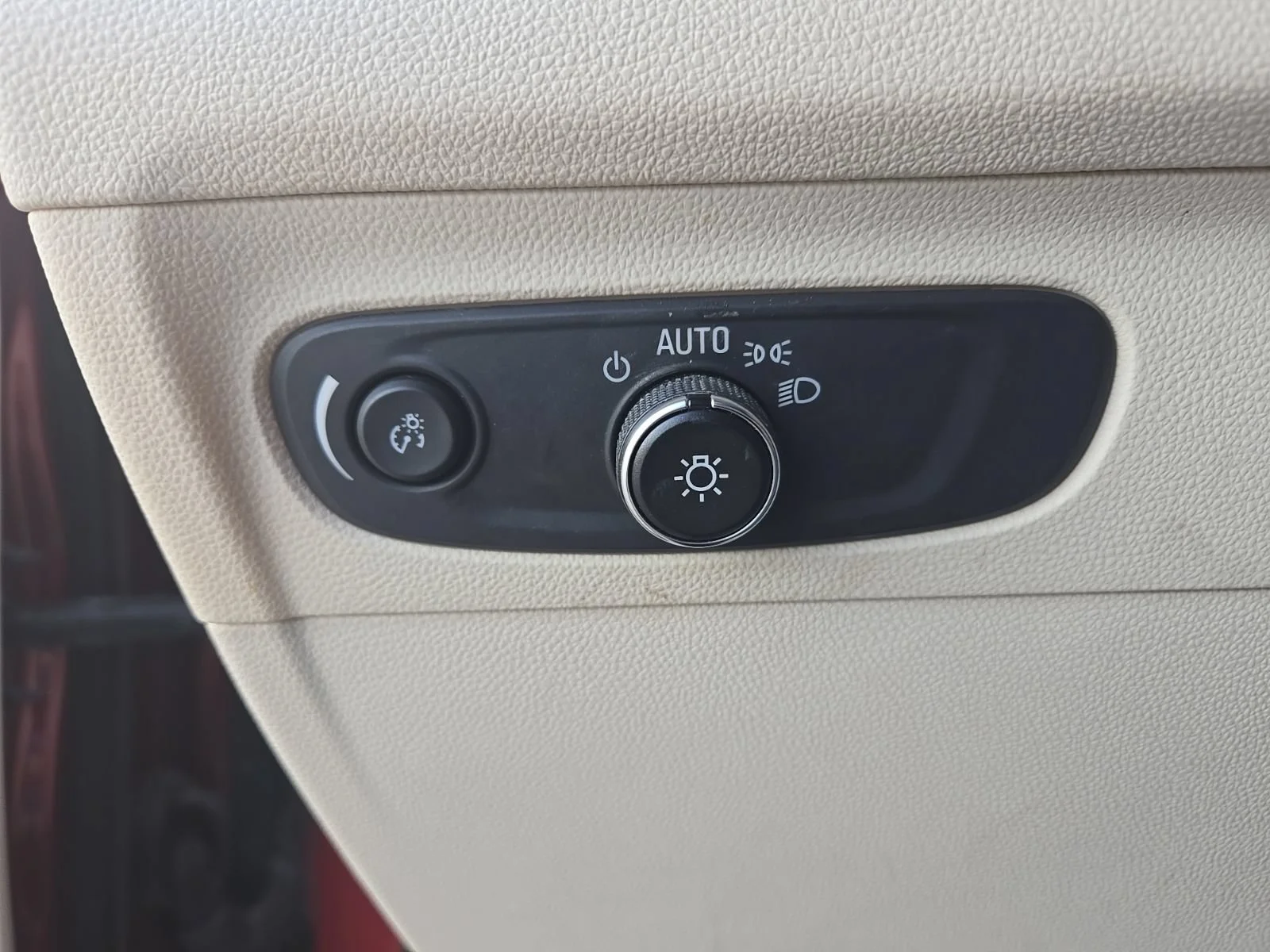 Used 2021 CINNABAR METALLIC Buick Essence image 15