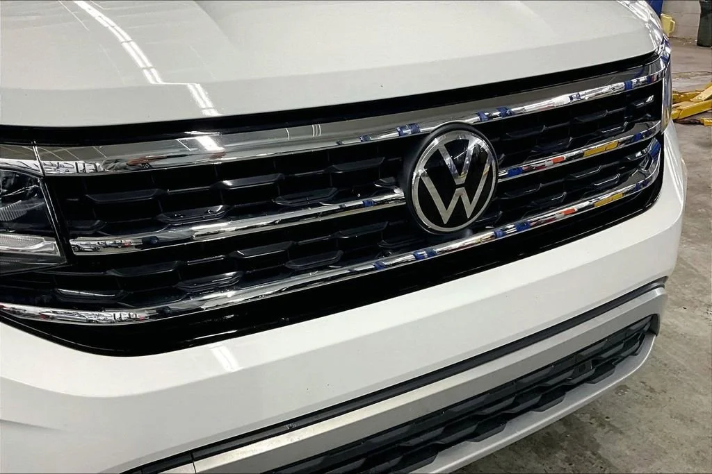 Used 2023 White Volkswagen 3.6L V6 SE w/Technology image 33