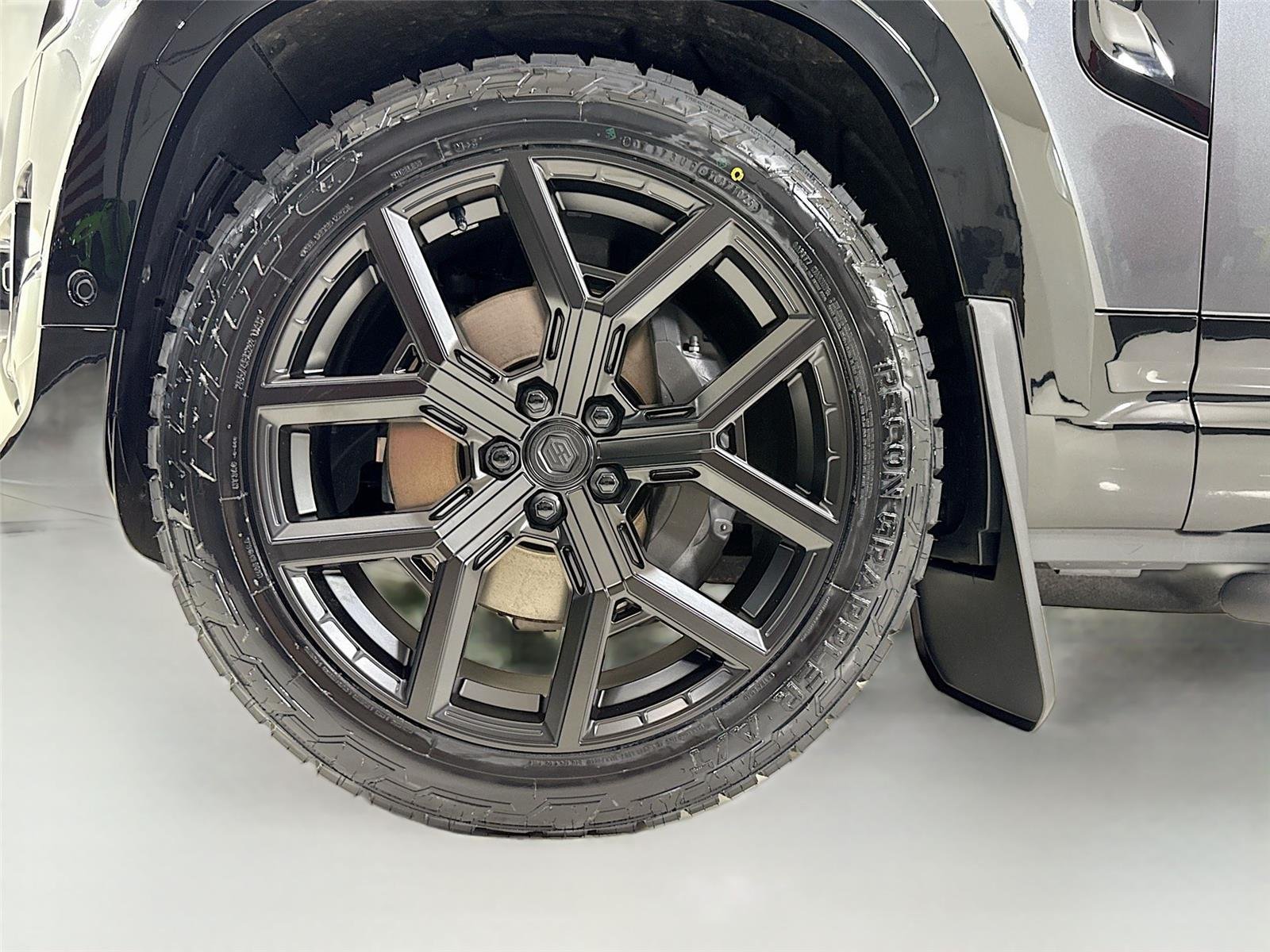 Used 2026 Carpathian Grey Premium Metallic Land Rover X-Dynamic SE | Urban Widetrack Build image 40