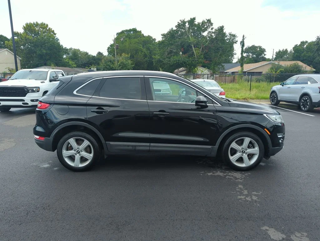 Used 2017 Black Lincoln Premiere image 8