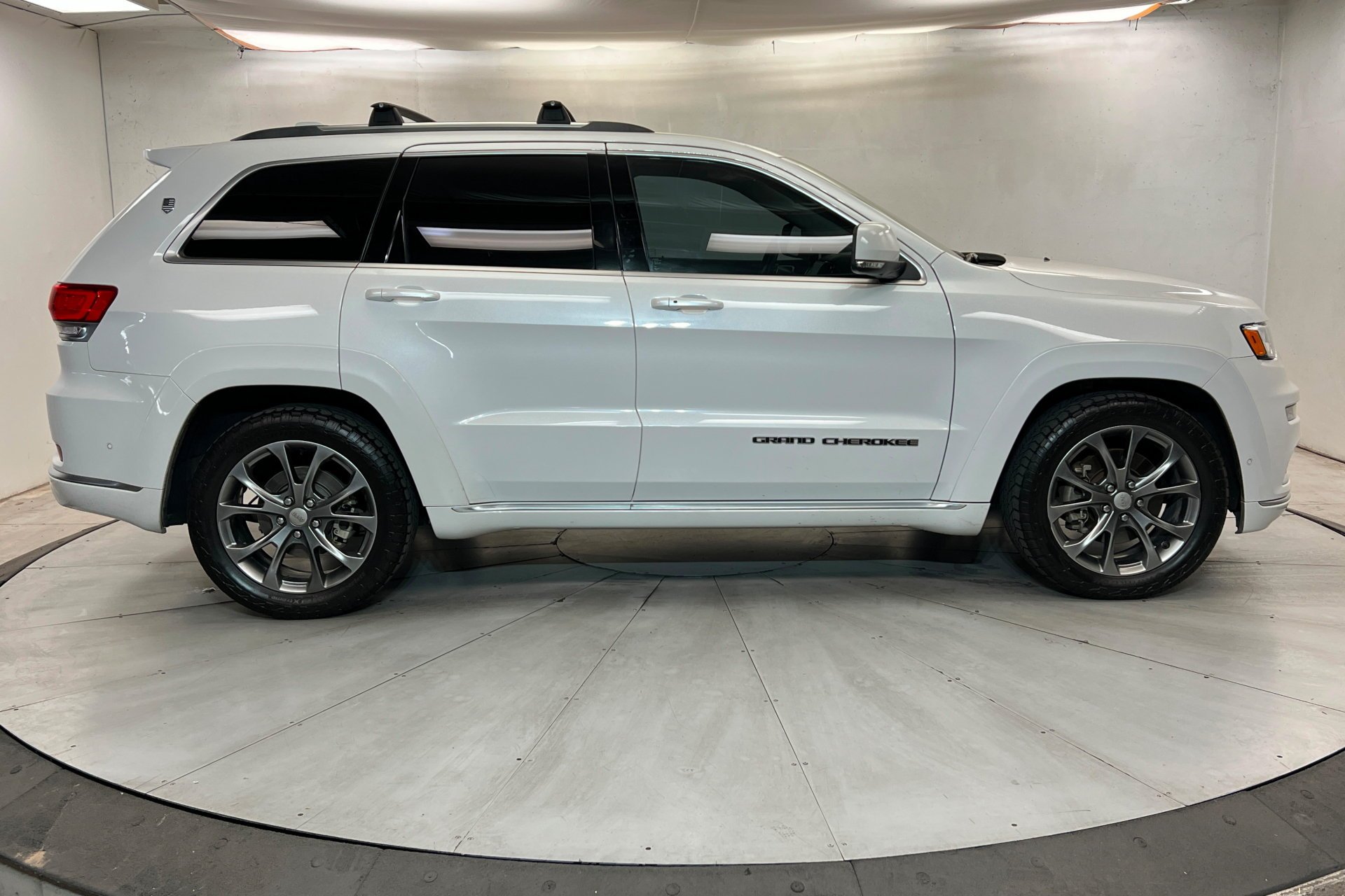 Used 2021 Ivory 3-Coat Jeep Summit image 7
