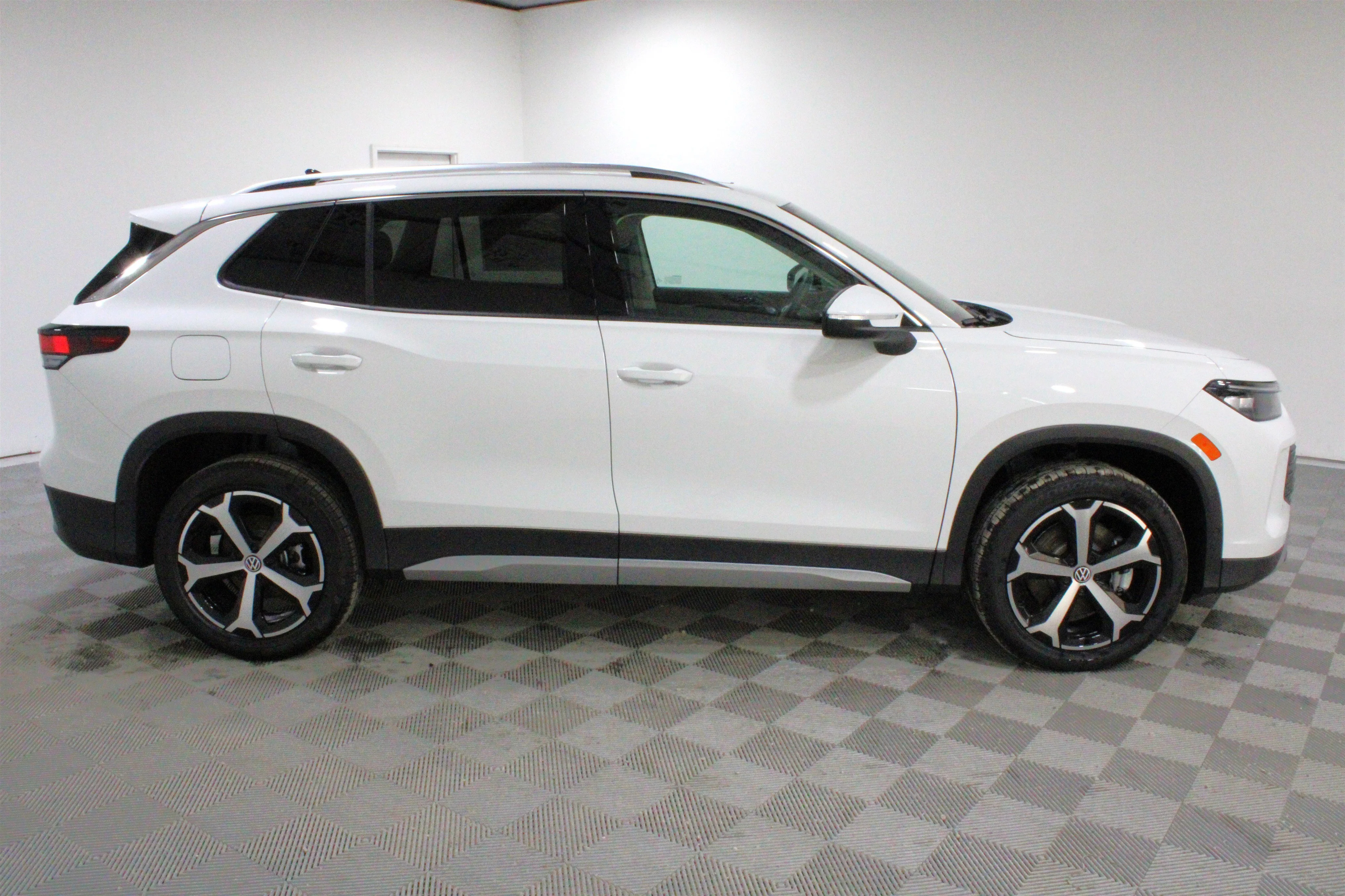 New 2026 Pure White Volkswagen SE image 25