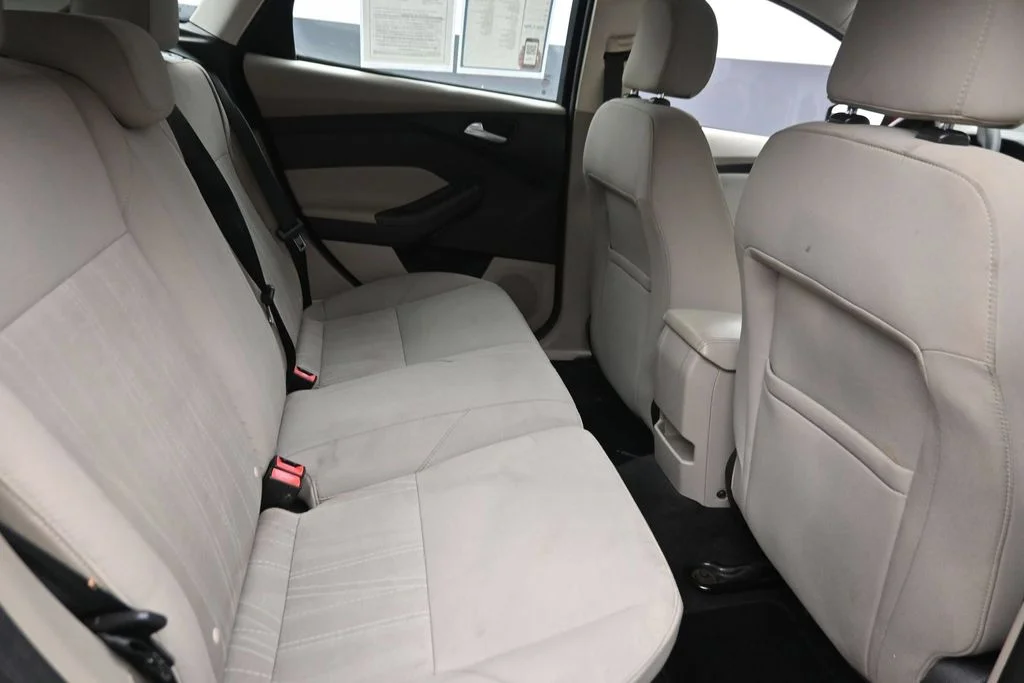 Used 2015 Red Ford SE image 10