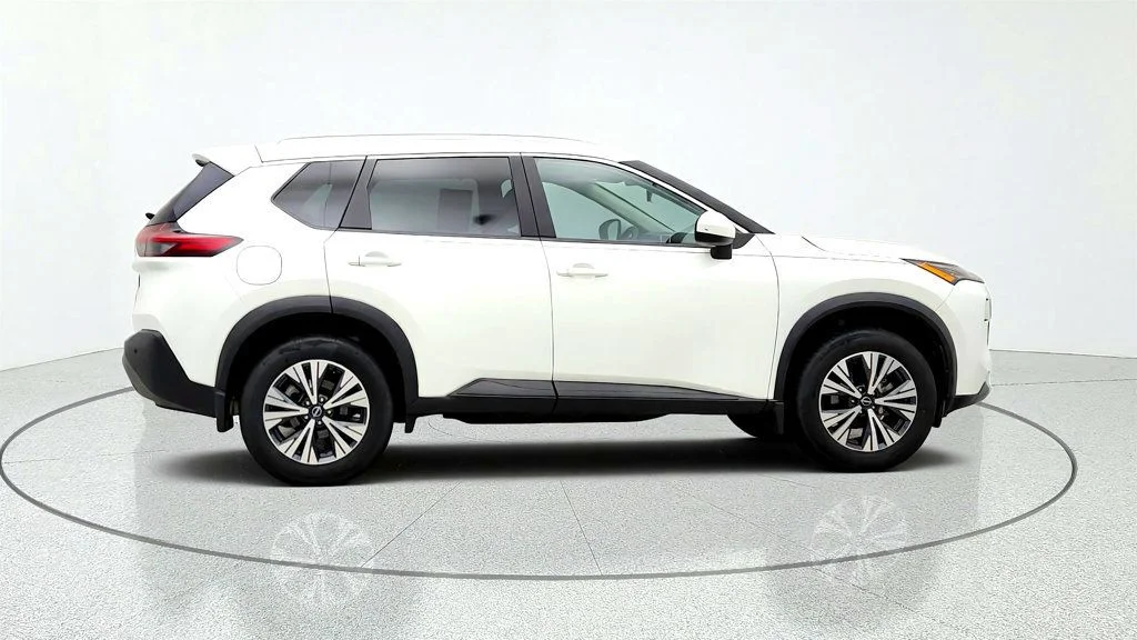 Used 2023 Pearl White Tricoat Nissan FWD SV image 4
