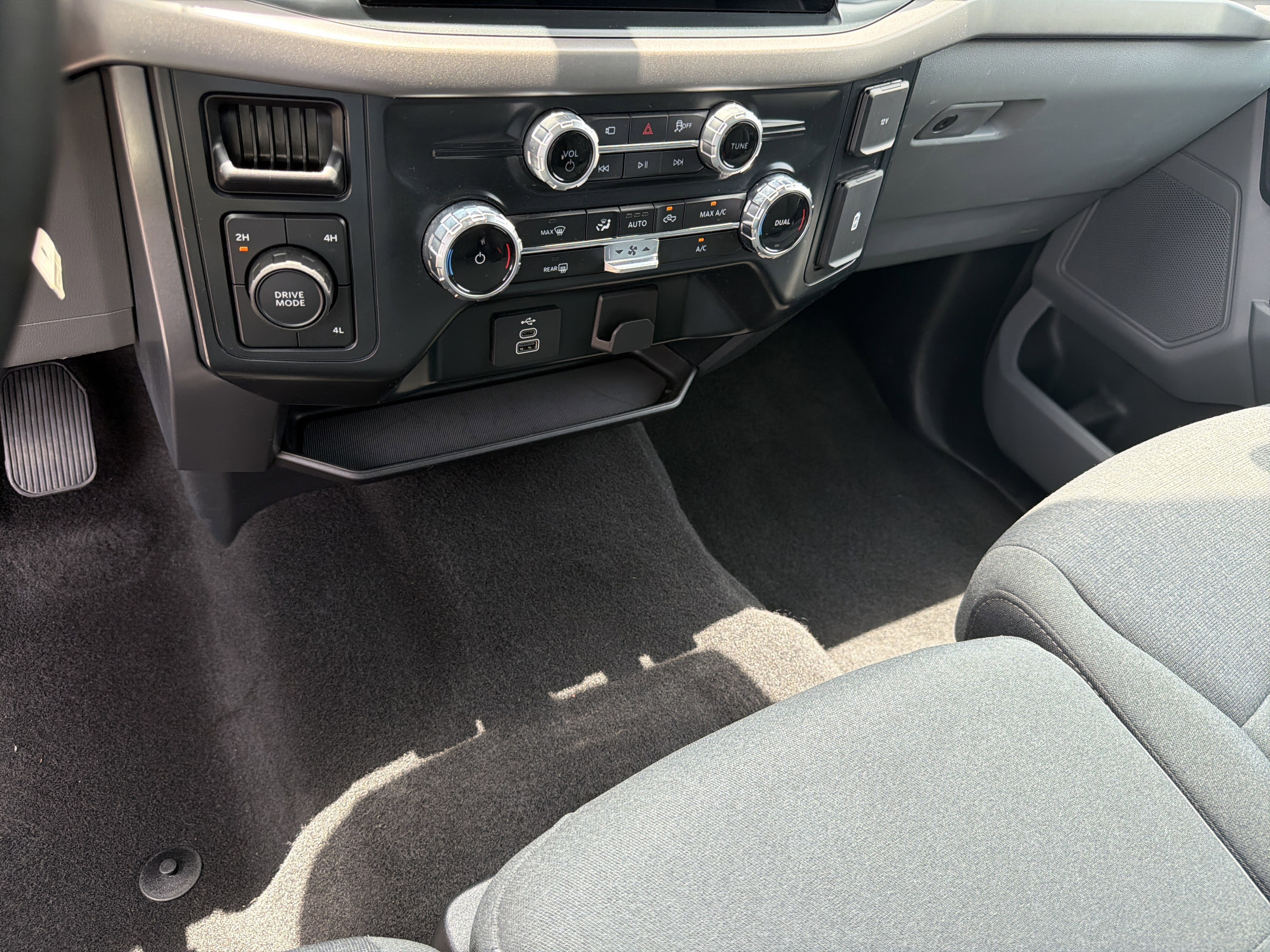 Used 2025 Black Metallic Ford XLT image 30