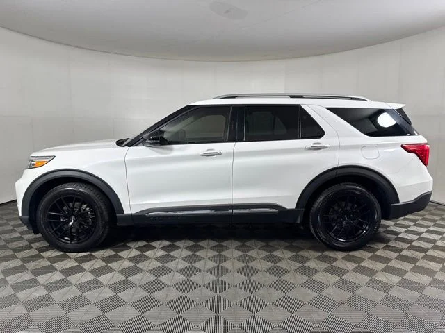 Used 2021 White Metallic Ford Limited image 7