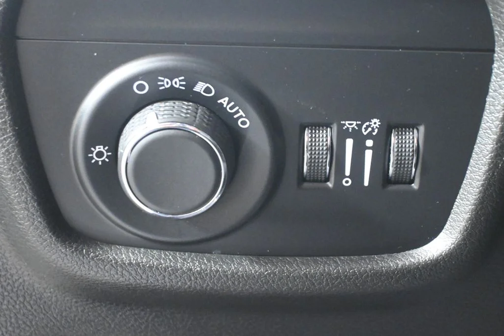 Used 2024 White Jeep Laredo image 28