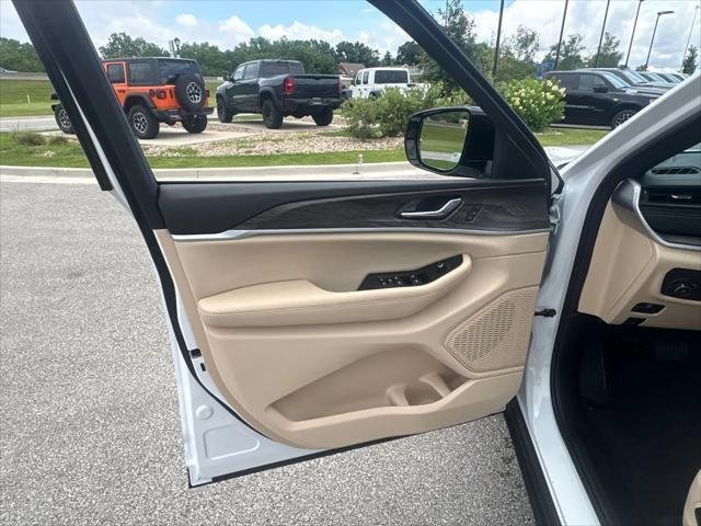 New 2026 Bright White Clear-Coat Exterior Paint Jeep Limited image 19