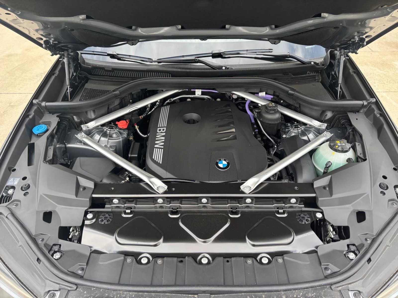 Used 2026 Skyscraper Grey Metallic BMW xDrive40i image 32