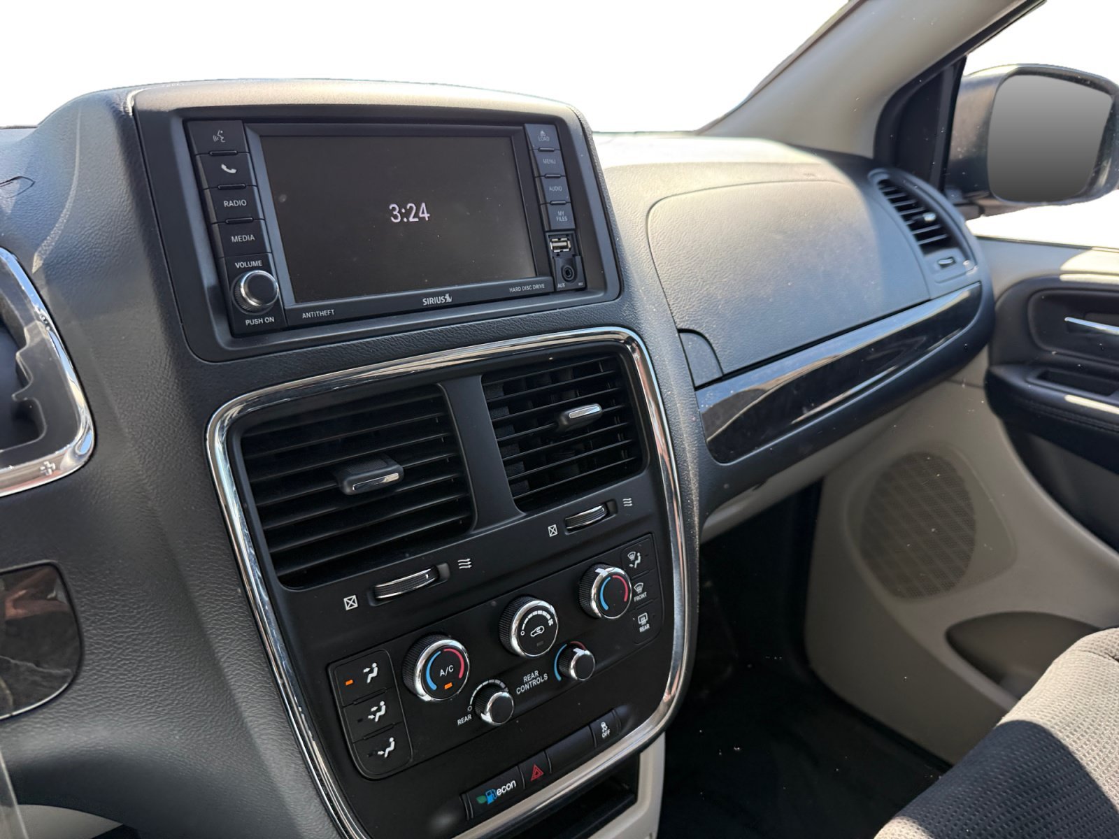 Used 2019 Billet Silver Metallic Clearcoat Dodge SE image 12