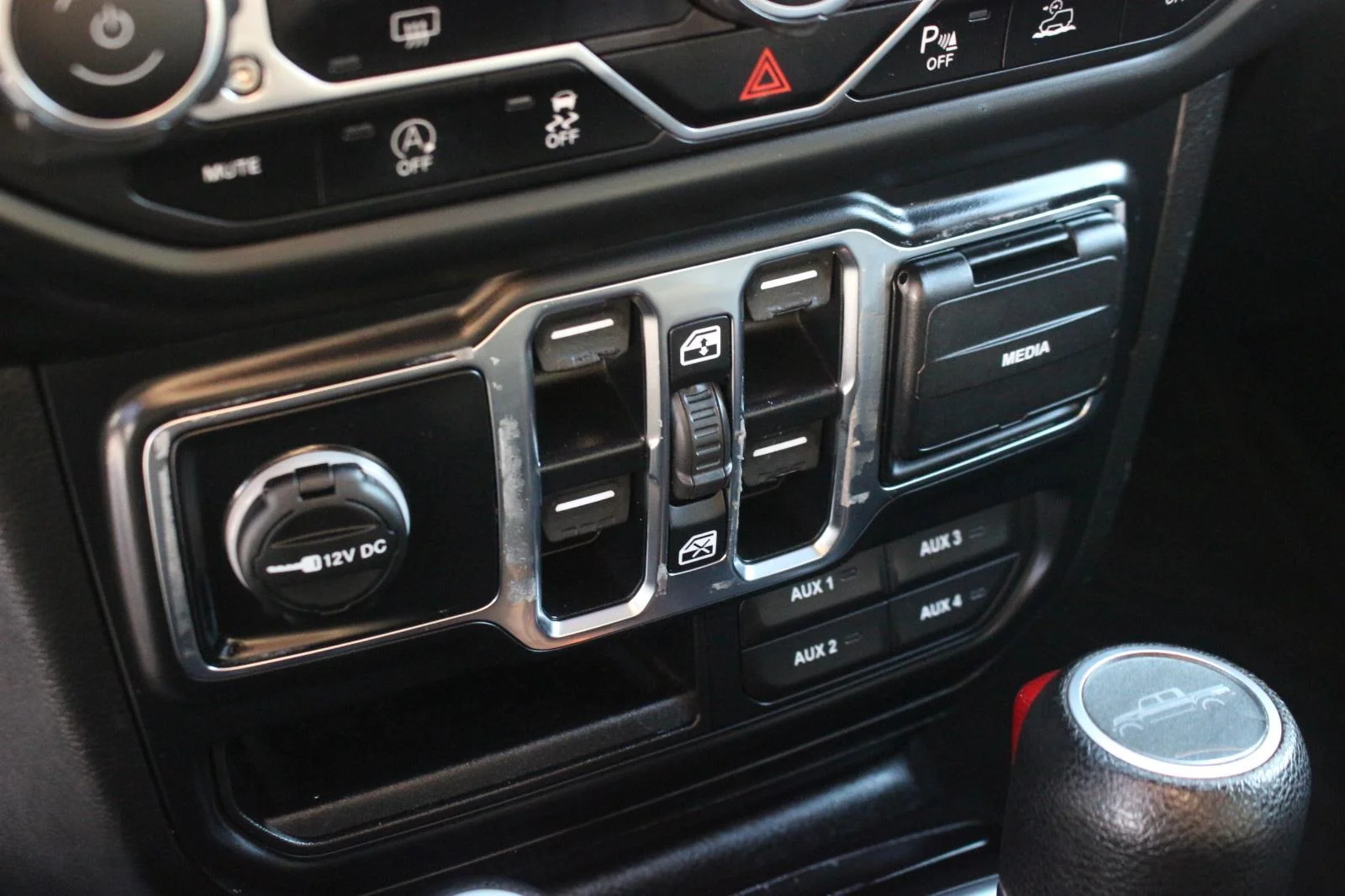 Used 2020 Silver Jeep Sport S image 25