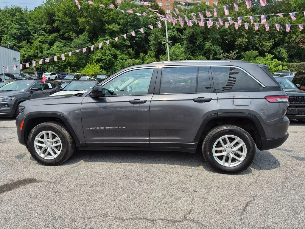 Used 2023 Gray Jeep Laredo image 9