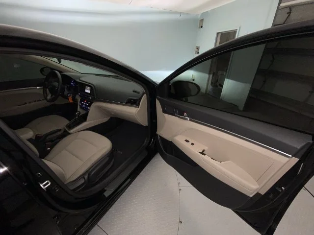 Used 2020 Black Hyundai SE image 23