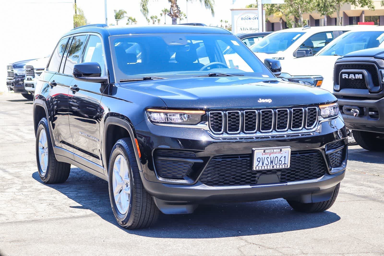 Used 2025 Diamond Black Crystal Pearlcoat Jeep Laredo X image 3