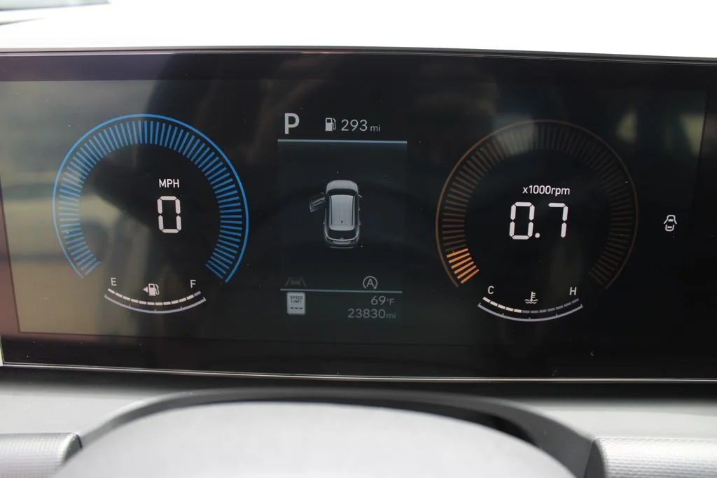 Used 2025 White Hyundai SE image 9