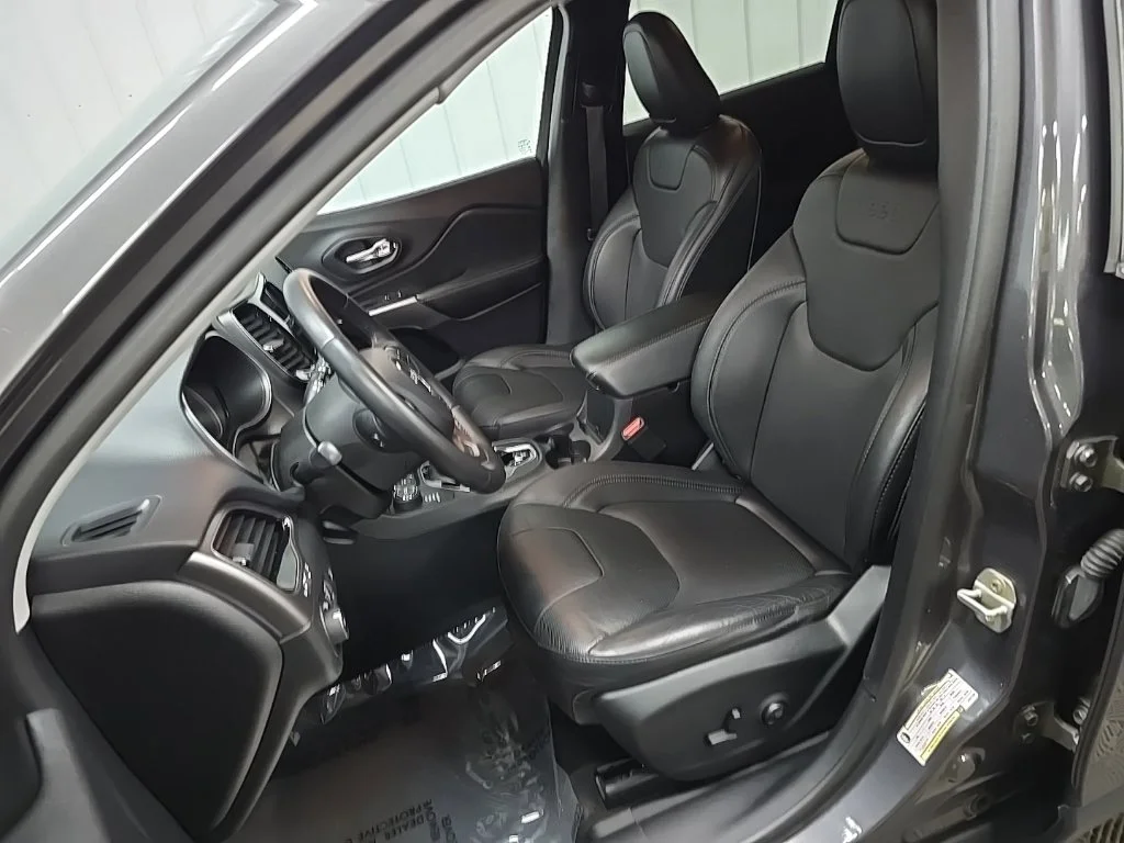 Used 2020 Gray Jeep Limited image 29